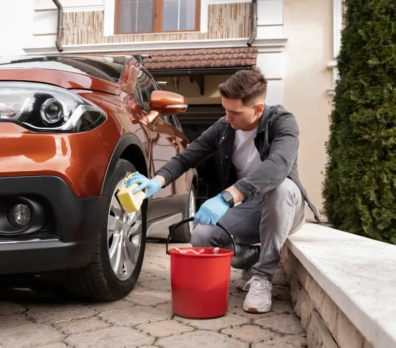 Lavage auto à domicile Cœur de Causse : professionnel intervenant sur un véhicule